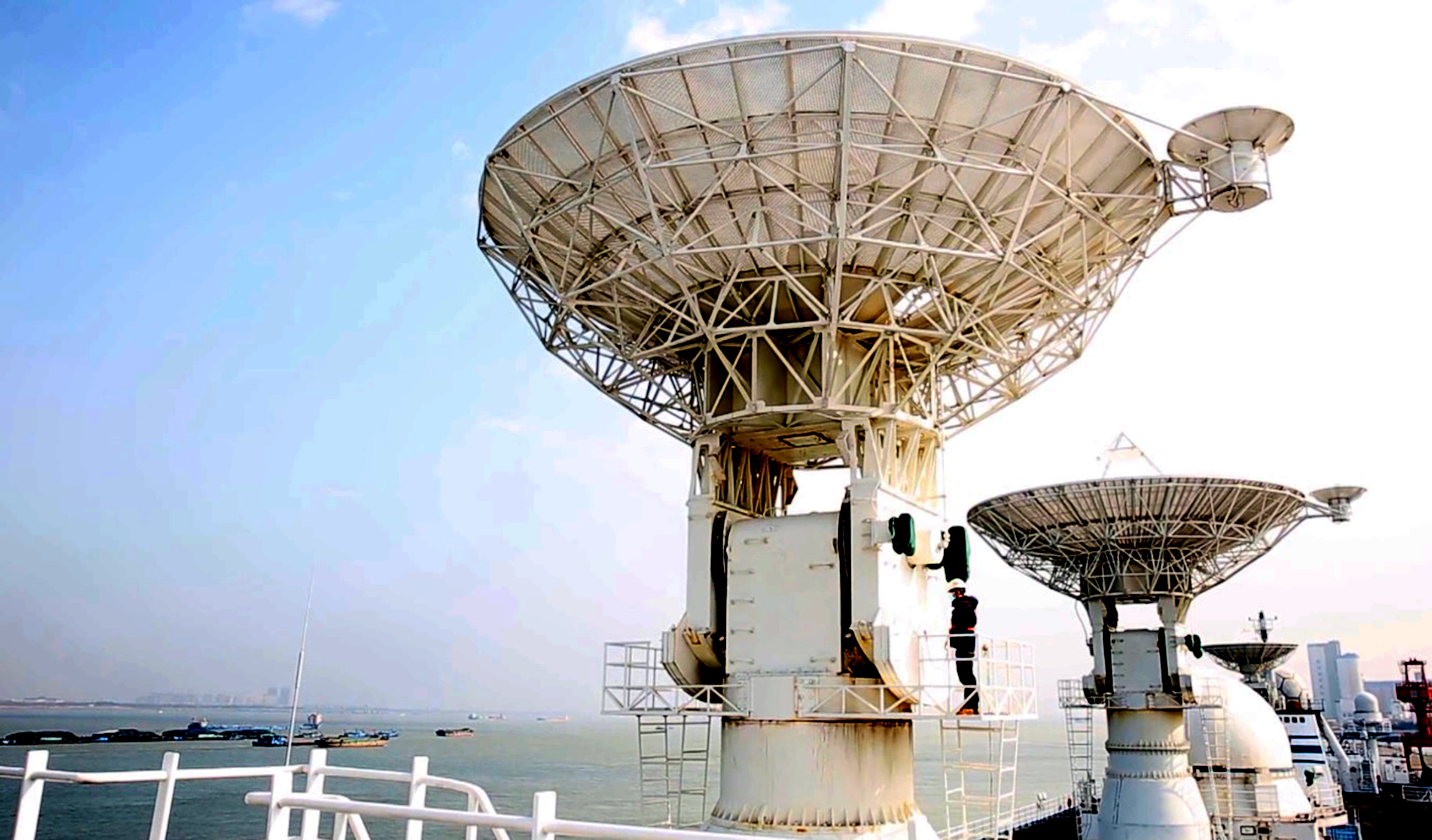 远望7号首赴大西洋执行卫星海上测控任务
